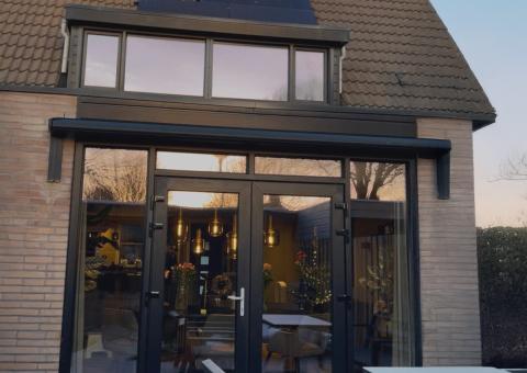 Woning voorzien van kunststof kozijnen