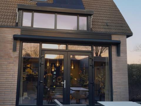 Woning voorzien van kunststof kozijnen